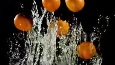 橘子带着一股水流在飞翔
